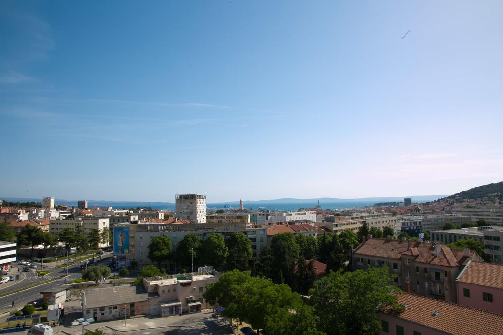 Panoramic City Apartment Split Room photo